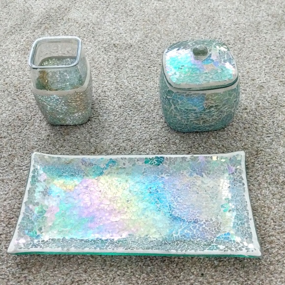 Tahari Hom Other - Three-piece mosiac bathroom set Tahari home